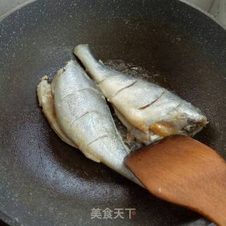 海鲜：糖醋黄花鱼的做法步骤：4