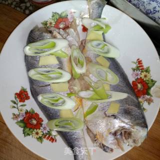 蒸菜：清蒸黄花鱼的做法步骤：3