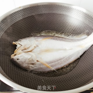 芦笋烧黄花鱼的做法步骤：2