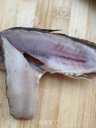蒸野生海鱼的做法步骤：3