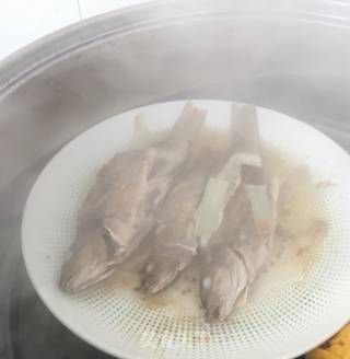 蒸野生海鱼的做法步骤：7