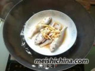 清蒸葱油小黄鱼的做法步骤：4