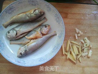 清蒸葱油小黄鱼的做法步骤：2
