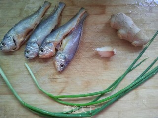 清蒸葱油小黄鱼的做法步骤：1