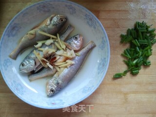 清蒸葱油小黄鱼的做法步骤：3