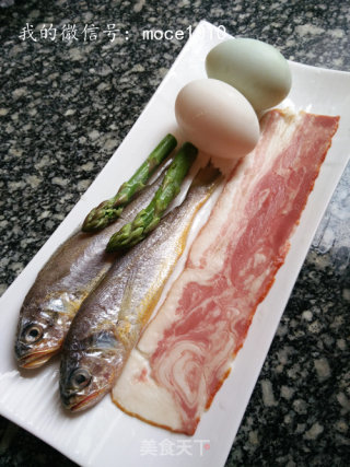 小策海鲜今日菜谱：三鲜蛋羹，小黄鱼鱼片，培根，芦笋，海鸭蛋的做法步骤：1