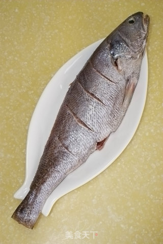 【金蒜烧米鱼】--蒜香十足的美味鱼的做法步骤：2