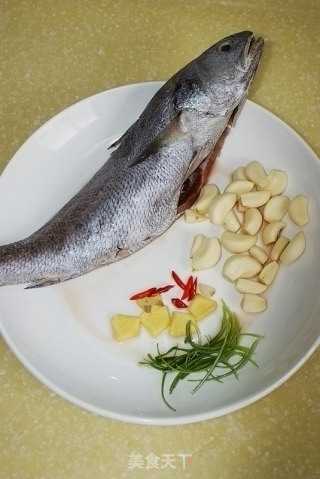 【金蒜烧米鱼】--蒜香十足的美味鱼的做法步骤：1