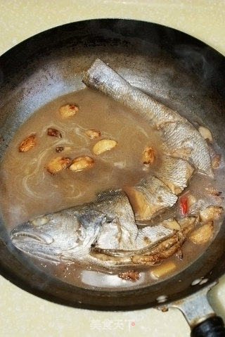 【金蒜烧米鱼】--蒜香十足的美味鱼的做法步骤：7