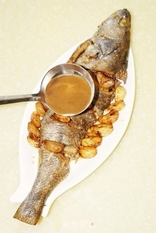 【金蒜烧米鱼】--蒜香十足的美味鱼的做法步骤：8