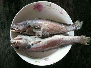 清蒸米鱼的做法步骤：1