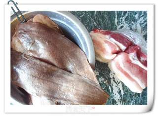 五花肉烧鳎目鱼的做法步骤：1