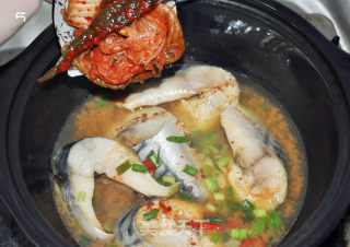 韩式辣白菜鲭鱼汤的做法步骤：5