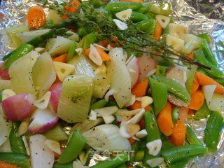 香煎三文鱼和蔬菜配Salsa Verde的做法步骤：2