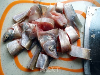 西红柿秋刀鱼汤的做法步骤：2