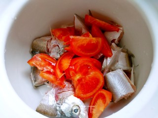 西红柿秋刀鱼汤的做法步骤：6