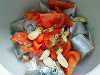 西红柿秋刀鱼汤的做法步骤：9