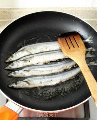 香煎秋刀鱼的做法步骤：2