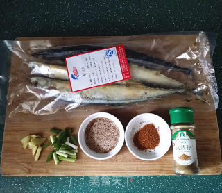 烤秋刀鱼的做法步骤：1