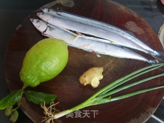 姜丝烤秋刀鱼的做法步骤：1