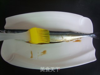 姜丝烤秋刀鱼的做法步骤：5
