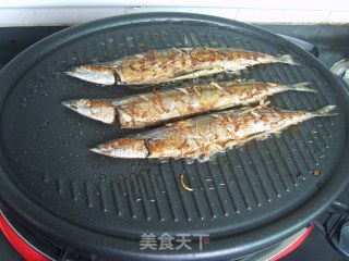 姜丝烤秋刀鱼的做法步骤：9