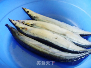 【怡汝私房菜】煎鱼不破有窍门---茄汁秋刀鱼的做法步骤：1