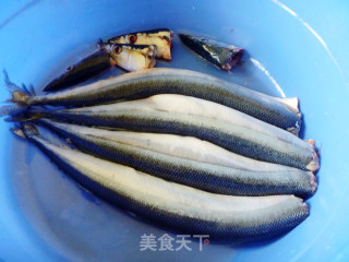 【怡汝私房菜】煎鱼不破有窍门---茄汁秋刀鱼的做法步骤：3