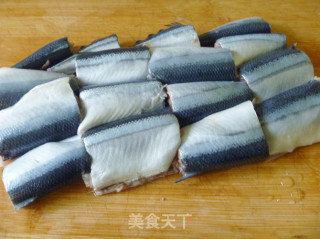 【怡汝私房菜】煎鱼不破有窍门---茄汁秋刀鱼的做法步骤：4
