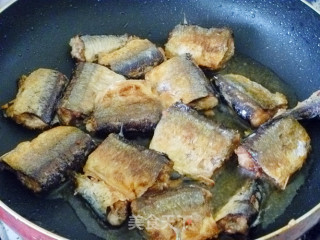 【怡汝私房菜】煎鱼不破有窍门---茄汁秋刀鱼的做法步骤：9
