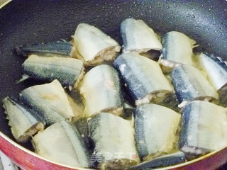 【怡汝私房菜】煎鱼不破有窍门---茄汁秋刀鱼的做法步骤：8