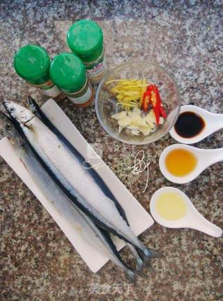 香烤秋刀鱼的做法步骤：1