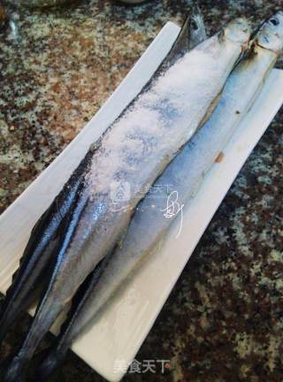 香烤秋刀鱼的做法步骤：3