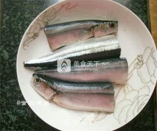 干煎秋刀鱼的做法步骤：1