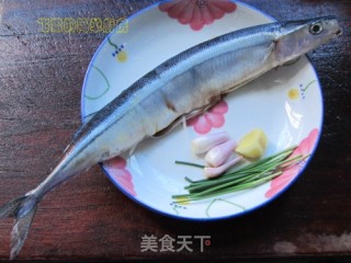 香煎秋刀鱼的做法步骤：1