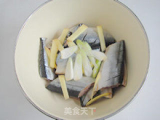 干煎秋刀—最简易的煎鱼的做法步骤：2