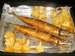 花菜烤秋刀鱼的做法步骤：7