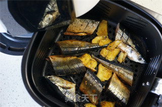 空炸锅版酱香秋刀鱼的做法步骤：4
