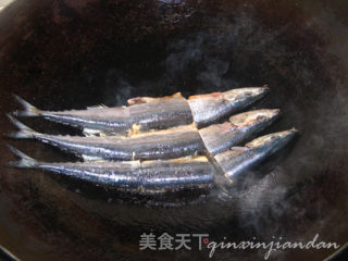 干煎秋刀鱼----好吃不怕重复的做法步骤：2