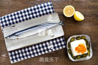 滋滋柠香•盐烤秋刀鱼的做法步骤：1