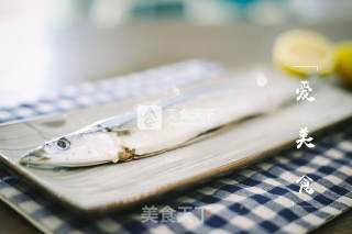滋滋柠香•盐烤秋刀鱼的做法步骤：2