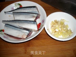 干煎秋刀鱼的做法步骤：2