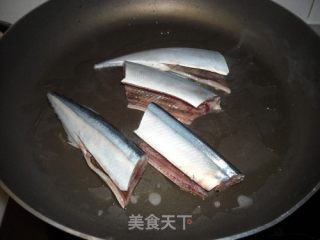 干煎秋刀鱼的做法步骤：3
