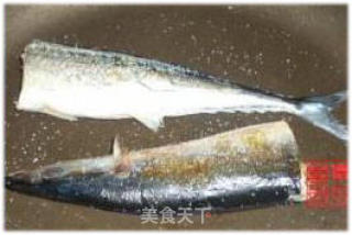 盐烤秋刀鱼的做法步骤：2