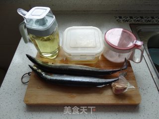 鲜柠香烤秋刀鱼的做法步骤：1