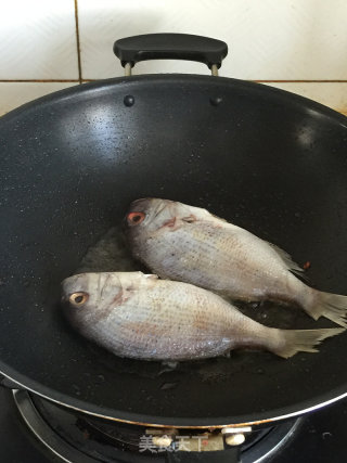 红烧海鲫鱼的做法步骤：2