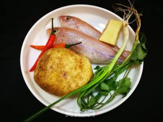 红衫鱼焖土豆的做法步骤：1