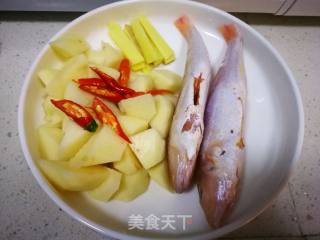 红衫鱼焖土豆的做法步骤：2