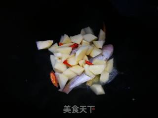 红衫鱼焖土豆的做法步骤：6