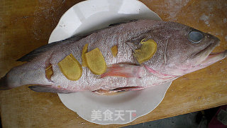清蒸石斑鱼的做法步骤：2